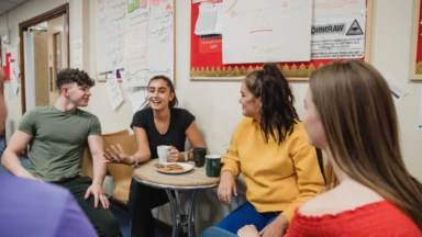 Eine Gruppe Jugendlicher im Gespräch.