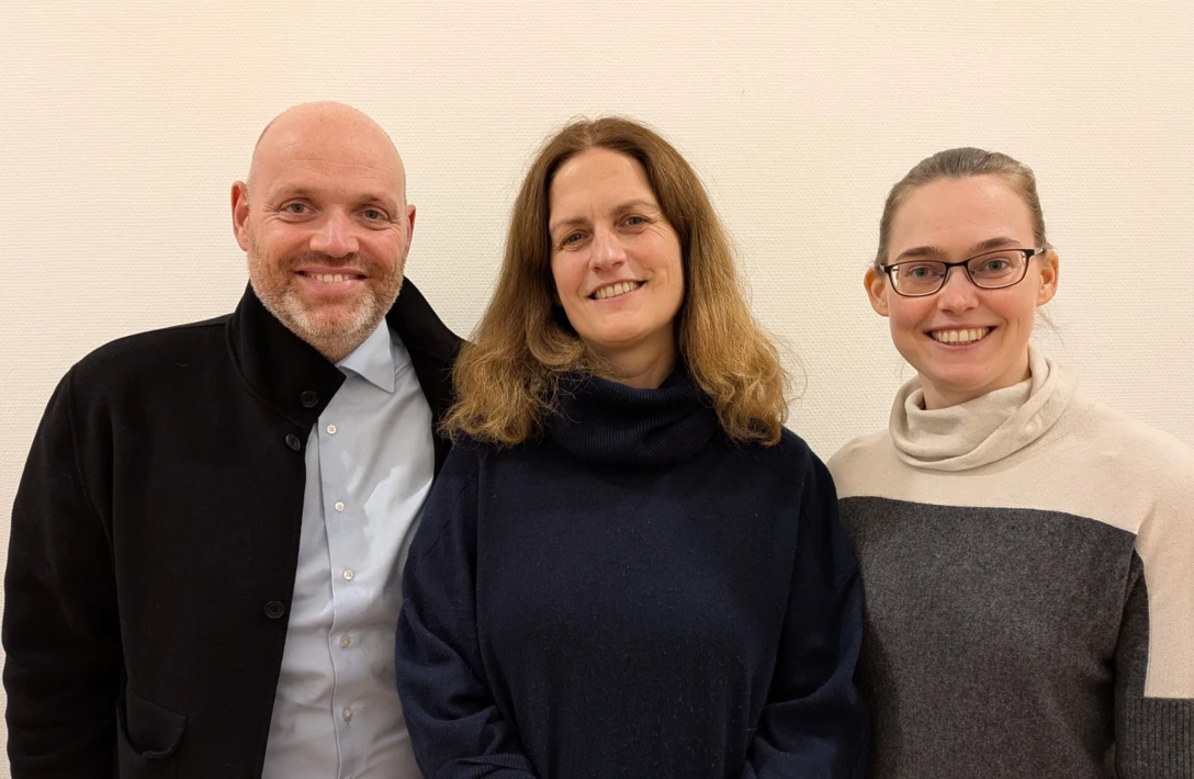 Das Foto zeigt drei Personen, die den neuen Vorstand der Fraktion der Grünen in Mitte bilden: Tarek Massalme, ﻿Katja Zimmermann ﻿und Alexandra Bendzko
