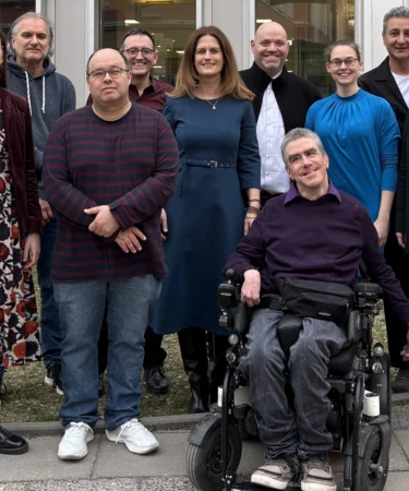 Das Foto zeigt die Fraktion der Grünen in Mitte vor der Heinrich Böll Stiftung im März 2026.