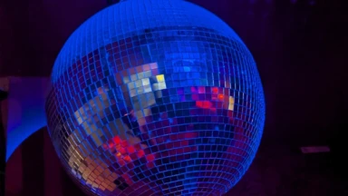 Das Foto zeigt eine Discokugel aus dem Weddinger Club "Humbi".