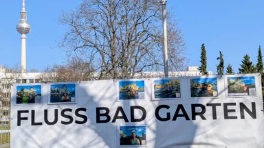Das Foto zeigt den Flussbadgarten in der Friedrichsgracht in Berlin Mitte.